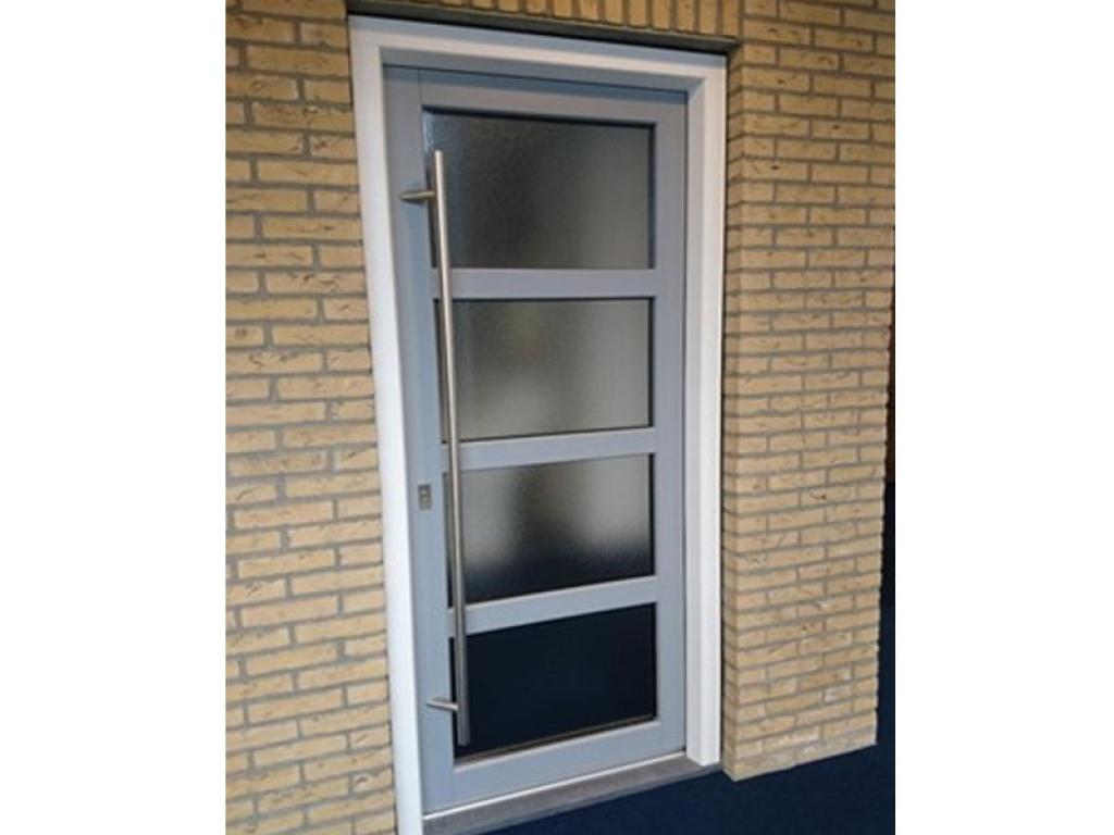 Grijze kunststof voordeur met vier ramen anti inkijk. 
